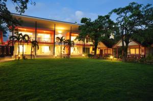 Garður fyrir utan Phi Phi Rimlay Resort