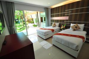 Rúm í herbergi á Phi Phi Rimlay Resort
