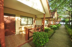 Garður fyrir utan Phi Phi Rimlay Resort