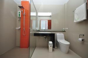 y baño con aseo, lavabo y espejo. en Phi Phi Rimlay Resort, en Islas Phi Phi