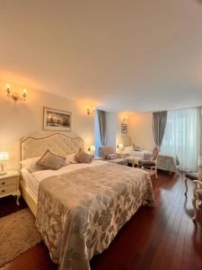 Un pat sau paturi într-o cameră la Hotel Kastel 1700