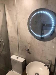 オーバンにあるOban Town Centre Apartmentのバスルーム(鏡、白いトイレ付)