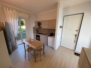 eine Küche mit Tisch und ein Esszimmer in der Unterkunft UN SOGNO NEL GOLFO DEI POETI in Lerici + 52 Fotos