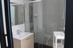 a bathroom with a shower and a sink and a toilet at Apartamentos Tocororo in Cotillo