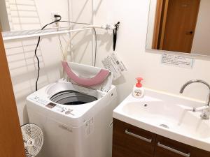 镰仓市Ano House 女性専用Women's Guesthouse的一间带洗衣机和水槽的浴室