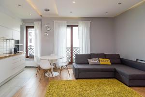 salon z kanapą i stołem w obiekcie VIP Apartamenty Białystok w mieście Białystok