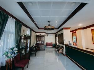 Baan Chao Khun Hotel的休息区