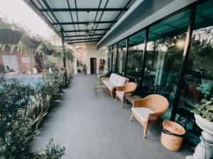 Baan Chao Khun Hotel的阳台或露台
