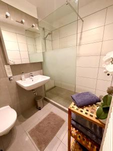 ein Bad mit einem Waschbecken, einem WC und einer Dusche in der Unterkunft City Gästeapartment Leipzig Nord in Leipzig