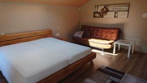 A bed or beds in a room at Alpenparadies Grindelwald