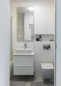 Zdjęcie z galerii obiektu Tree&Lake Apartament Warszawa w mieście Ząbki