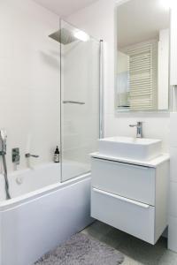 Zdjęcie z galerii obiektu Tree&Lake Apartament Warszawa w mieście Ząbki
