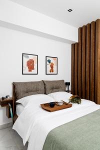 Un dormitorio con una cama y una bandeja. en CubeStudio21, en Kallithea Halkidikis