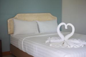 Posteľ alebo postele v izbe v ubytovaní โรงแรมชดาวิวกาฬสินธุ์