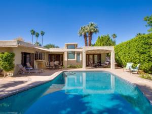 een zwembad voor een huis bij Reeves Garden House in Palm Springs