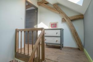 een houten trap in een kamer met houten balken bij Charmes en Chambertin in Gevrey-Chambertin