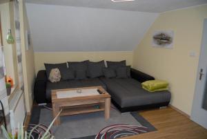 uma sala de estar com um sofá e uma mesa de centro em Fewo Böhmerwaldblick em Waldmünchen