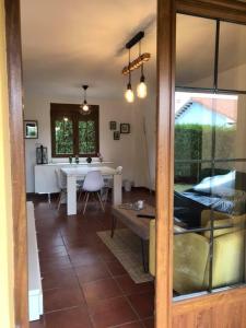 ein Wohnzimmer mit einem Tisch und einem Esszimmer in der Unterkunft Las Casitas de Santillana in Santillana del Mar