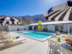 een villa met een zwembad en een patio bij La Joya Moderna in Palm Springs