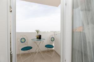 einen kleinen Balkon mit einem Tisch und 2 Stühlen in der Unterkunft Apartman Elena in Biograd na Moru