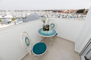 einen Balkon mit einem Tisch und Stühlen sowie einem Hafen in der Unterkunft Apartman Elena in Biograd na Moru