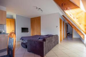 1 dormitorio con 1 cama y cocina con escalera en Gîtes Goettelmann Didier en Kintzheim