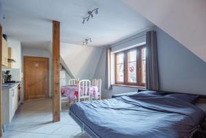 a bedroom with a bed and a table and chairs at Gîtes Goettelmann Didier in Kintzheim