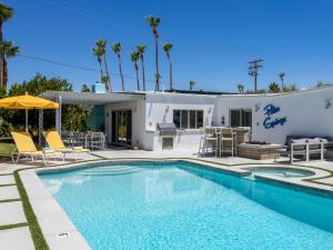 eine Villa mit einem Pool und einem Haus in der Unterkunft Mellow Yellow Butterfly in Palm Springs