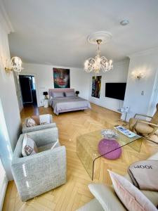 a large living room with a couch and a bed at Villa am Steinhuder Meer App Suite-La Fleur-mit Pantry Küche, Luftreinigungssystem, Garten, WLAN in Steinhude +44 photos