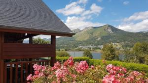 ein Haus mit See- und Bergblick in der Unterkunft Chalets du Lac in Arcizans-Avant