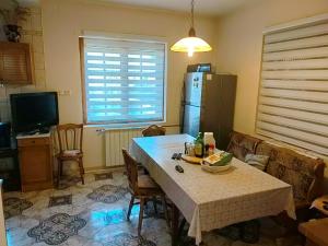 Una cocina con una mesa con sillas y un refrigerador. en La Șicu, en Breaza 23 fotos más