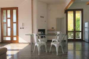 Gallery image of Villa Arianna - Apartments with lake view, pool, garten, privacy, parking, close to city center in Tignale