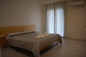 ein Schlafzimmer mit einem Bett mit Handtüchern darauf in der Unterkunft GiaChi friendly studios a Ballarò in Palermo