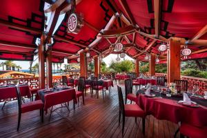 En restaurant eller et spisested på Cornelia De Luxe Resort