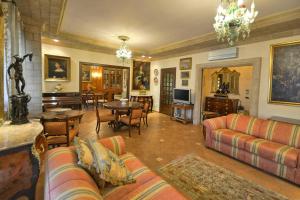 salon z kanapą i stołem w obiekcie Apartment Bright w Sorrento