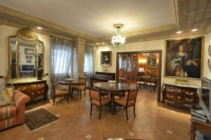 salon ze stołami, krzesłami i kanapą w obiekcie Apartment Bright w Sorrento +24 zdjęcia
