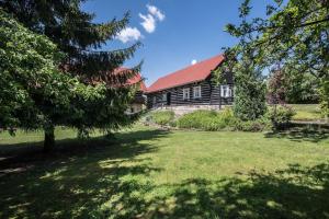 una casa con un árbol delante de un patio en Roubená chalupa Český ráj Nadslav, en Střevač