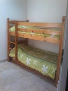 מיטה או מיטות קומותיים בחדר ב-Gîte Les Cadichons de la Grange