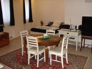 a living room with a table and chairs and a bed at Appartement 45 qm mit Bad an der Mosel - Nähe Koblenz in Dieblich