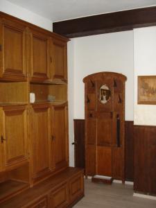 a room with wooden cabinets and a bird house at Appartement 45 qm mit Bad an der Mosel - Nähe Koblenz in Dieblich