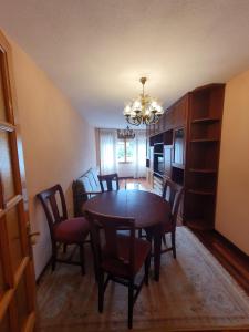 ein Esszimmer mit Tisch und Stühlen in der Unterkunft APARTAMENTO POCO TRIGO EN POTES in Potes