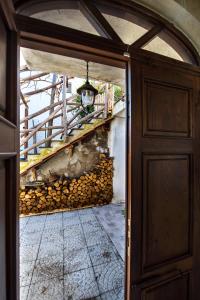 una entrada a una casa con una puerta y una escalera en Villa Pandora, en SantʼAgata sui Due Golfi