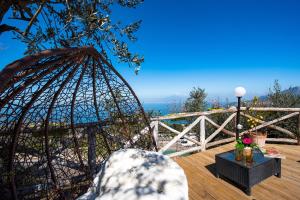 Una cúpula en una terraza con vista al océano. en Villa Pandora, en SantʼAgata sui Due Golfi
