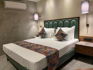Suvidha Suites客房内的一张或多张床位