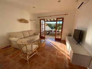 Televízia a/alebo spoločenská miestnosť v ubytovaní Villa con piscina privada y gran jardín
