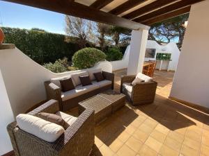 Posedenie v ubytovaní Villa con piscina privada y gran jardín