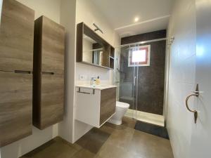 Kúpeľňa v ubytovaní Villa con piscina privada y gran jardín