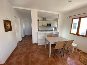 Kuchyňa alebo kuchynka v ubytovaní Villa con piscina privada y gran jardín