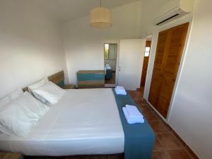 Posteľ alebo postele v izbe v ubytovaní Villa con piscina privada y gran jardín