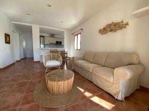 Posedenie v ubytovaní Villa con piscina privada y gran jardín